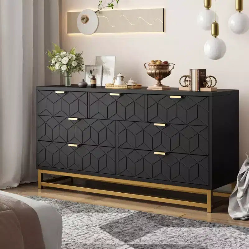 Commode 7 tiroirs en MDF avec poignées et pieds en métal doré 136 cm L