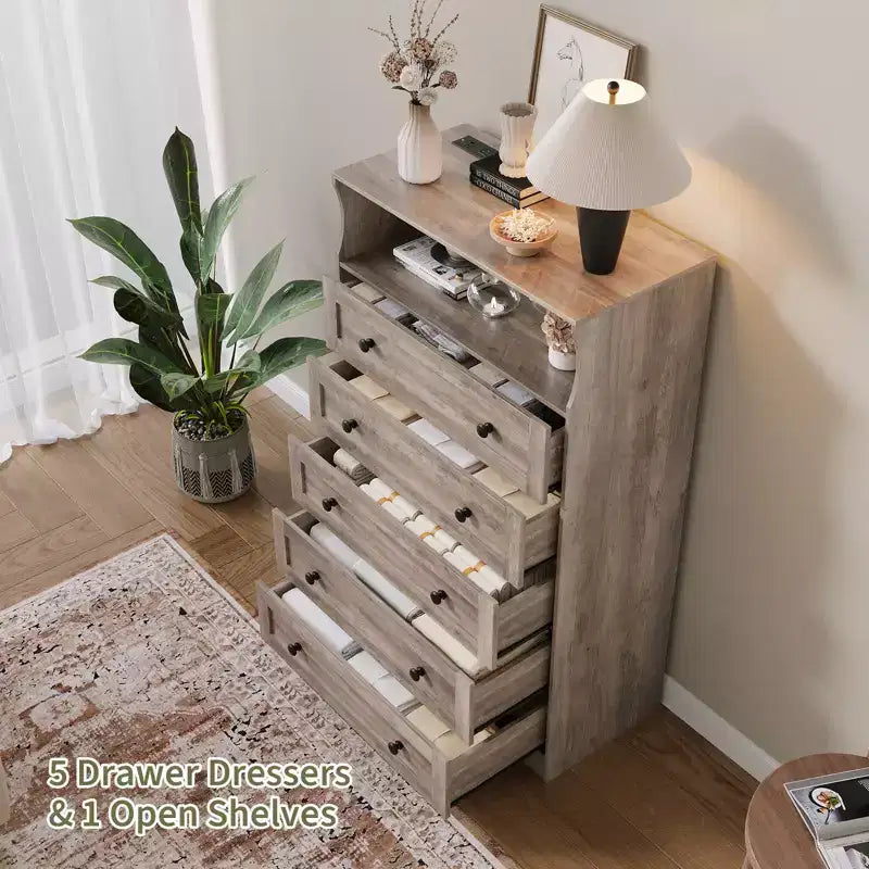 Commode étroite en bois à 5 tiroirs avec station de charge et étagère d'exposition 31,5"L x 53"H