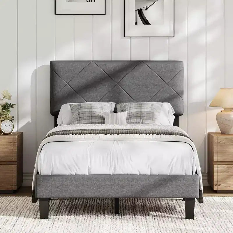 Lit plateforme en métal et tissu avec tête de lit capitonnée losanges, très grand lit