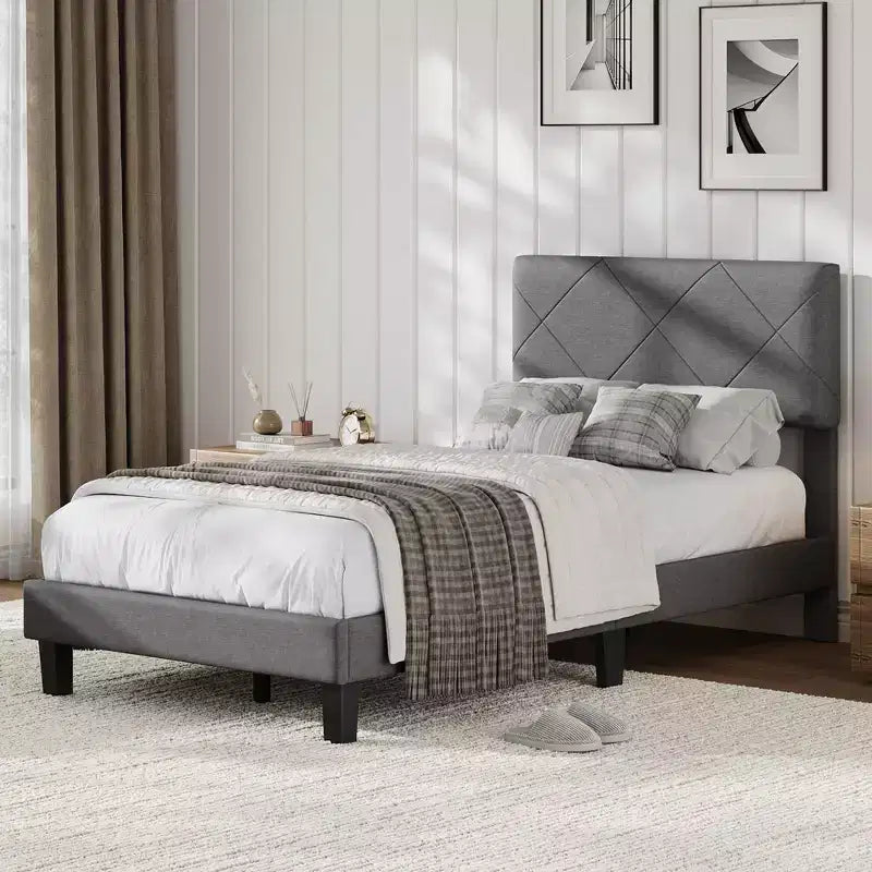 Lit plateforme en métal et tissu avec tête de lit capitonnée losanges, très grand lit