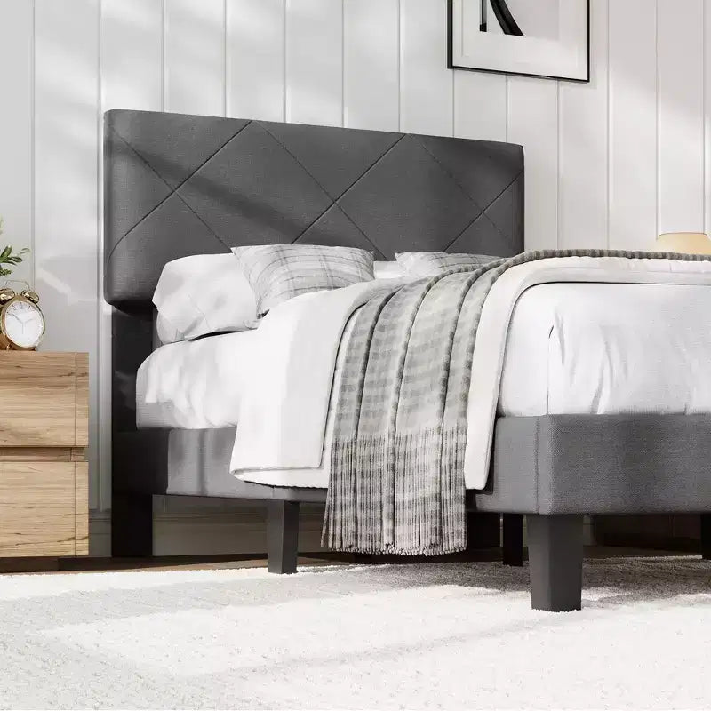 Lit plateforme en métal et tissu avec tête de lit capitonnée losanges, très grand lit