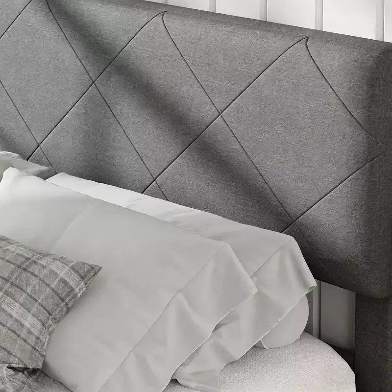 Lit plateforme en métal et tissu avec tête de lit capitonnée losanges, très grand lit