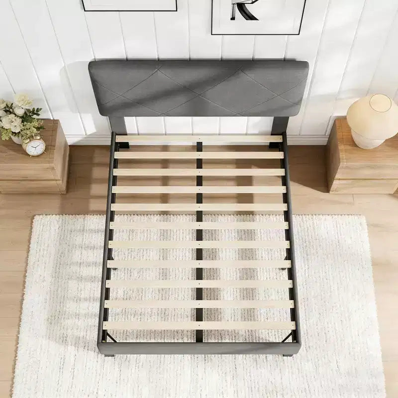 Lit plateforme en métal et tissu avec tête de lit capitonnée losanges, très grand lit